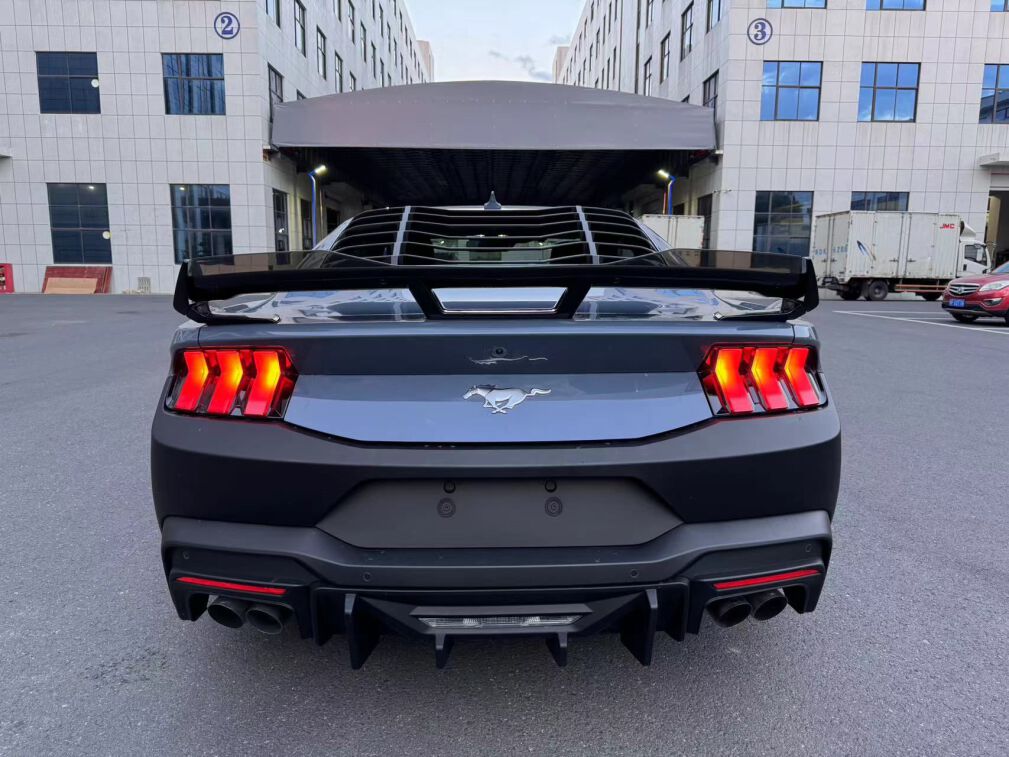 Spoiler Tylnej Klapy DARKHORSE Performance + Gurney Flap - Czarny Połysk (MUSTANG 24-25)