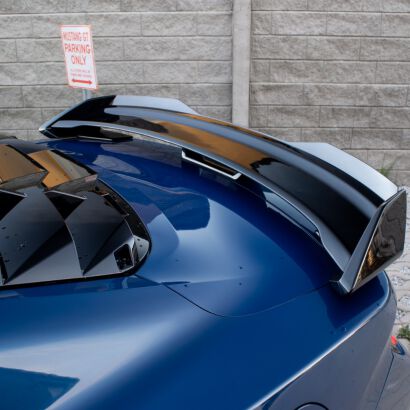 Spoiler Tylnej Klapy + Gurney Flap - Czarny Połysk - Dark Horse Performance (MUSTANG 24-25)