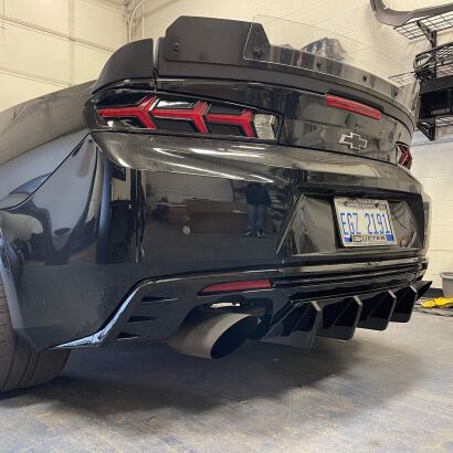 Rear Diffuser with Fins - Single/Quad Exhaust Tips - Gloss Black (CAMARO 16-23 all except ZL1)