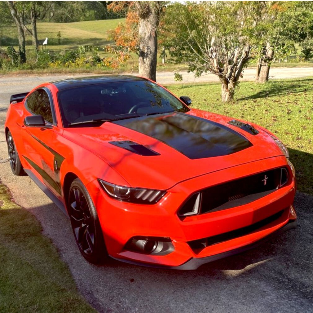 Atrapy Wlotów Powietrza Na Maskę - Czarny Połysk (MUSTANG 15-17 EcoBoost, V6)